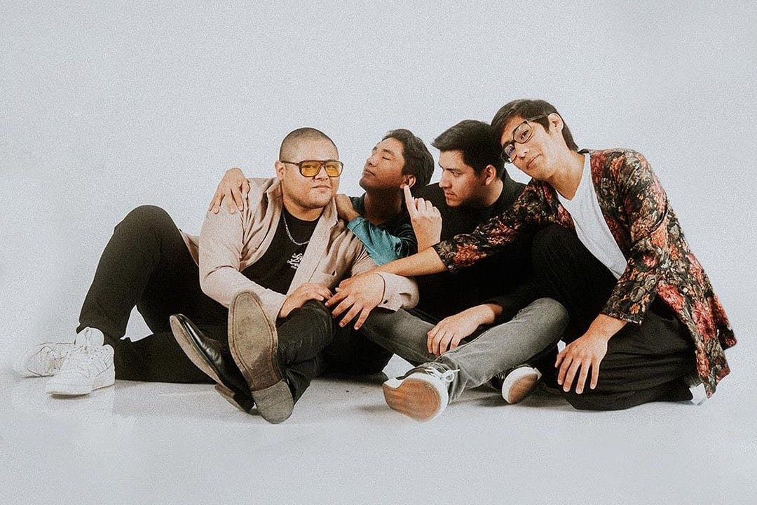 Life of Padre posando sentados en el suelo