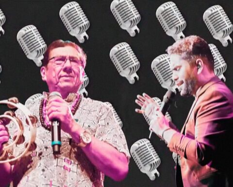 Vocalistas de Los Mirlos y Los Cumbia Stars en un collage de micrófonos