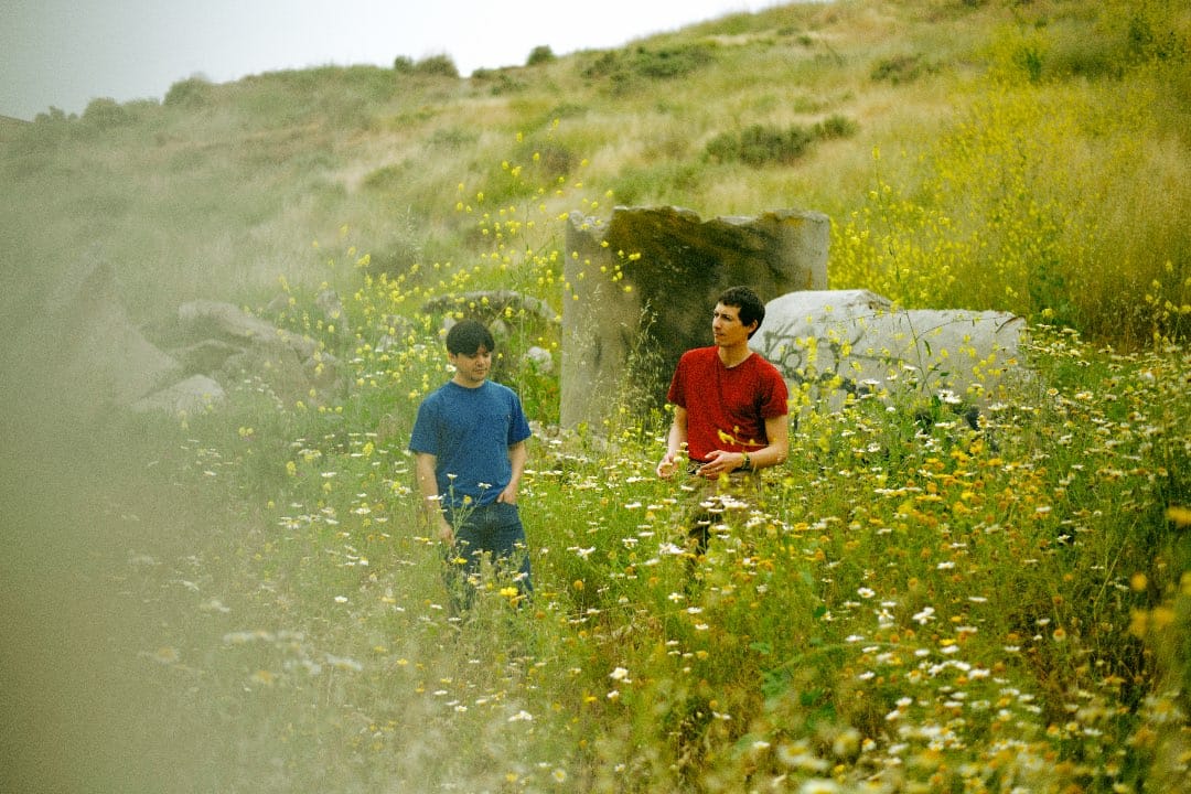 Policías y Ladrones posando en un prado verde