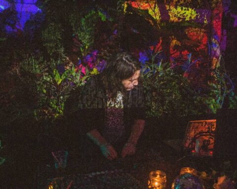 Selvagia en una consola de sonido con audífonos