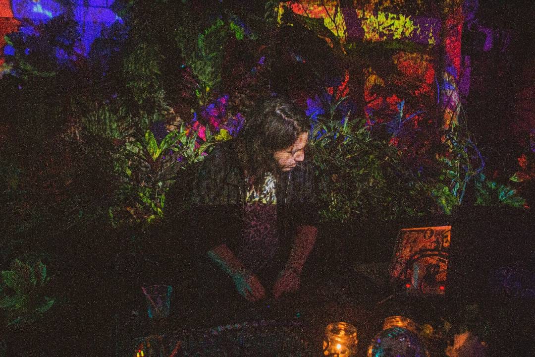 Selvagia en una consola de sonido con audífonos