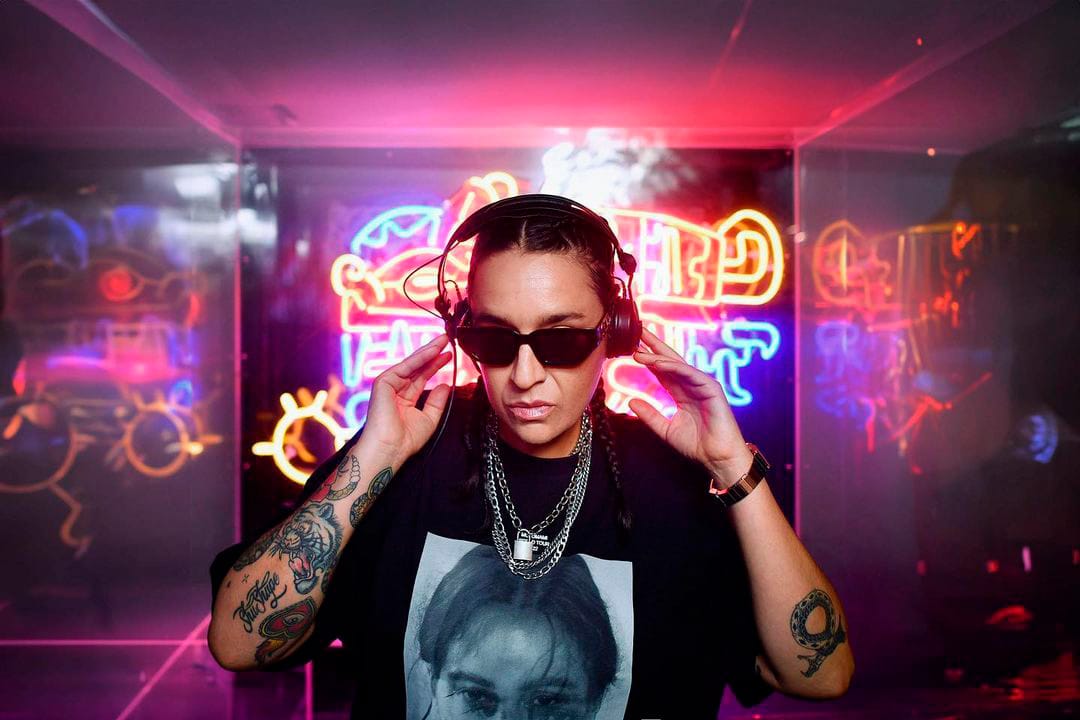 Shushupe con lentes de sol y audífonos