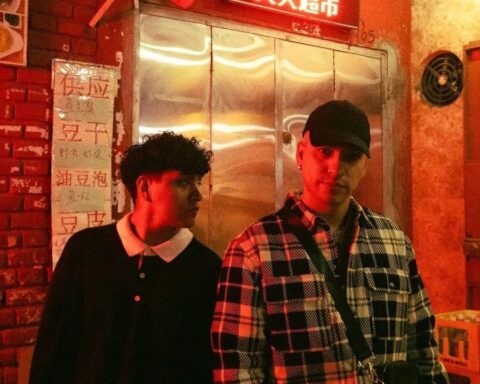 Skillbea y Daske Gaitán posando en un restaurante chino