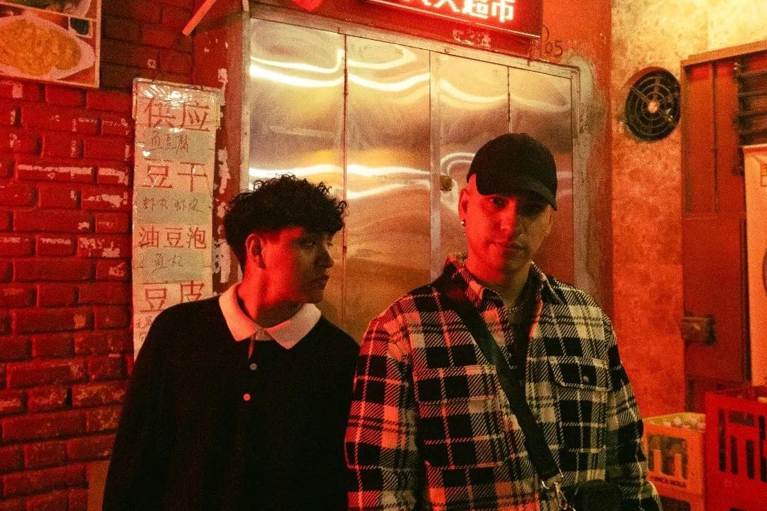 Skillbea y Daske Gaitán posando en un restaurante chino