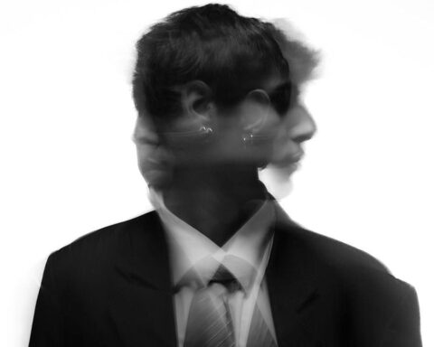 Yamil Quiere Ser Artista sacudiendo la cabeza