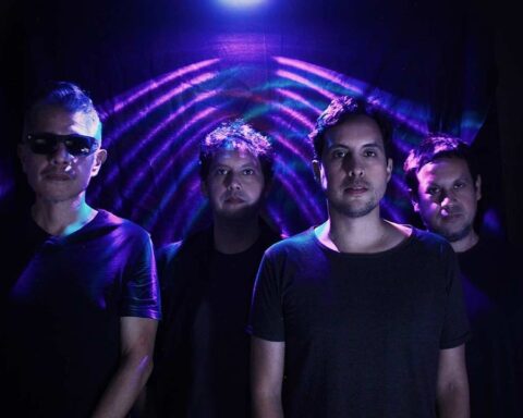 La banda Catervas posando iluminados con una luz violeta