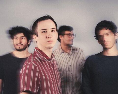 La banda El Alguacil posando con un fondo gris