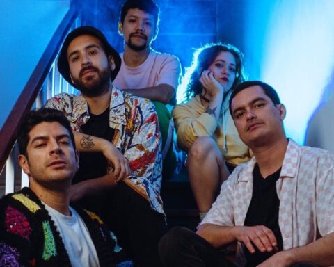 Los Lagartos sentados en una escalera