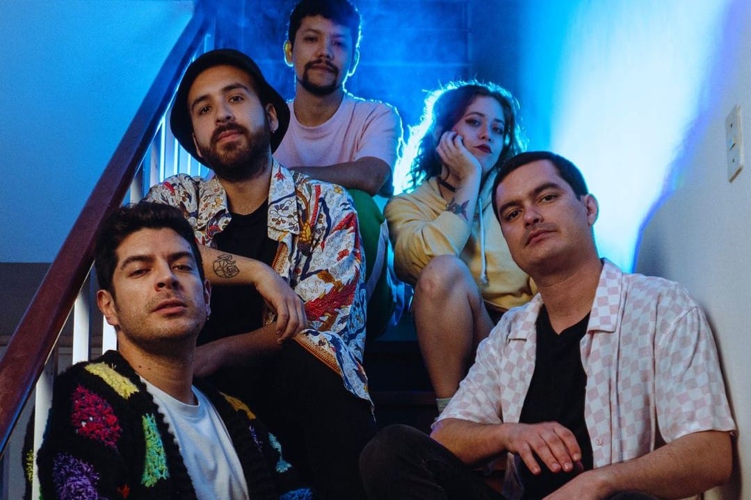 Los Lagartos sentados en una escalera