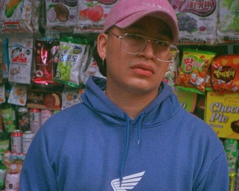 Somontano posando en una calle de Lima