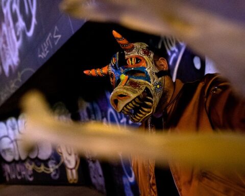 El músico peruano Vudufa posa con una quijada de burro en la mano