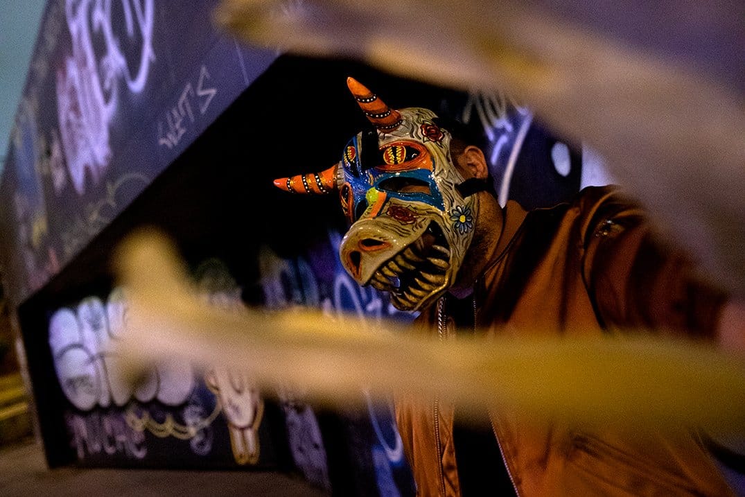 El músico peruano Vudufa posa con una quijada de burro en la mano