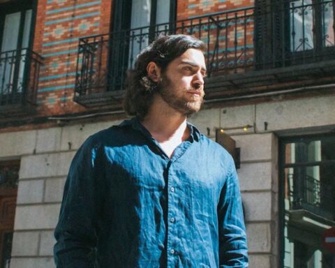 Antonio D'Angelo posando en una calle de Madrid