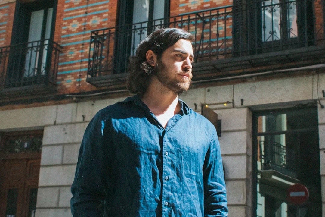 Antonio D'Angelo posando en una calle de Madrid