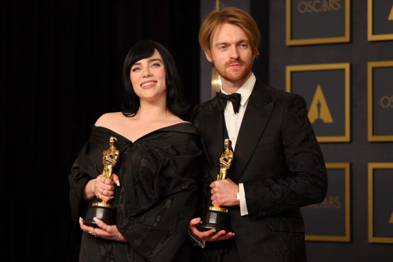 Billie Eilish y Finneas en las noticias con su segunda nominación al Oscar