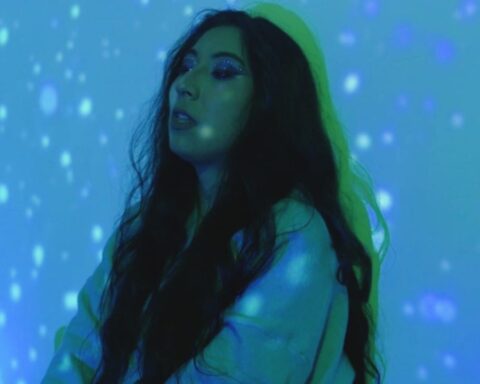 Gabriela Díaz en un fondo celeste con estrellas