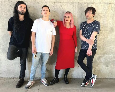 Hammuravi posando en una pared de cemento