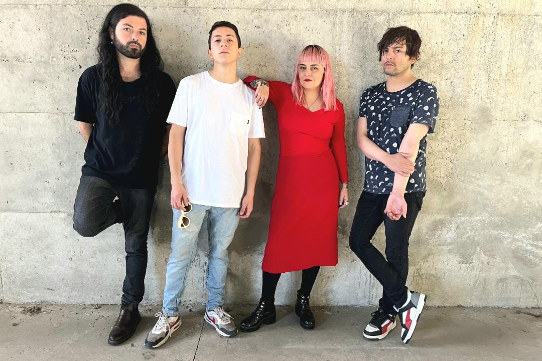 Hammuravi posando en una pared de cemento