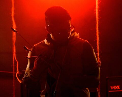 Lobo Gris siendo atravesado por flechas en un espacio de luz roja