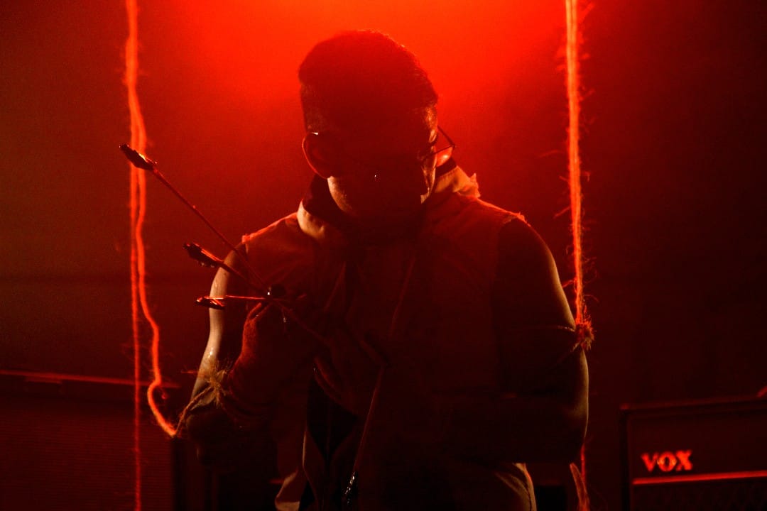 Lobo Gris siendo atravesado por flechas en un espacio de luz roja