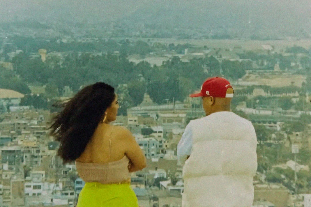 Micaela Minaya y Nero Lvigi en el videoclip de "Lima Limón"