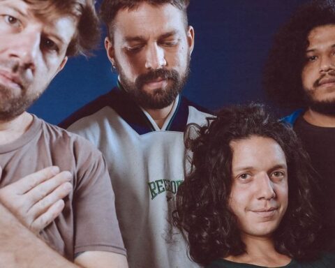 Mundaka posando con un fondo azul