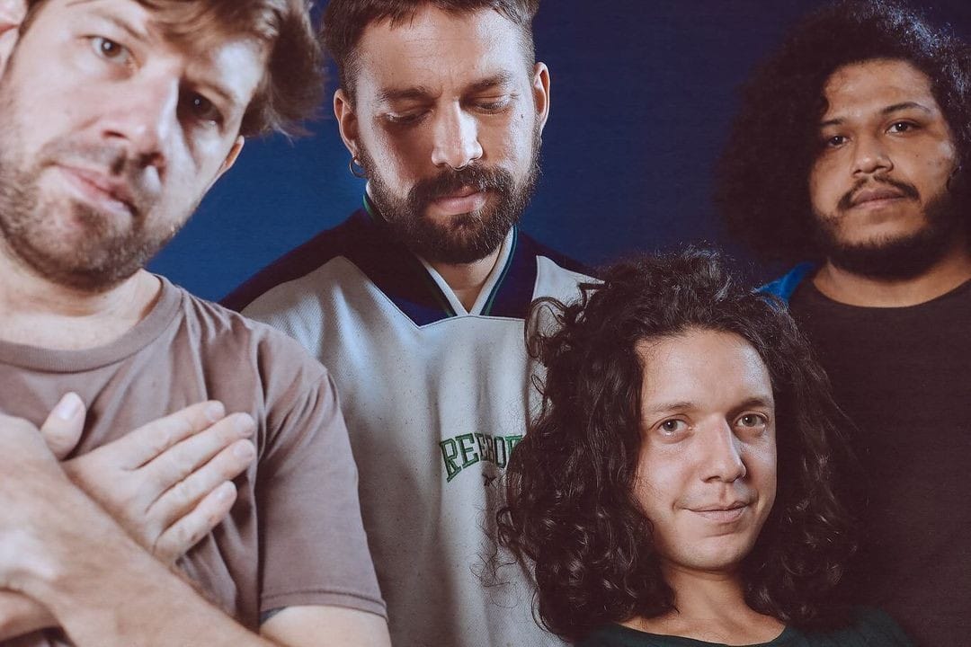 Mundaka posando con un fondo azul