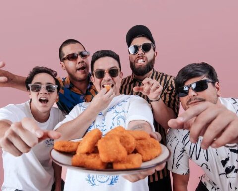 Nave Ascensor junto a Mauricho y El Joven Paiva sosteniendo un plato de nuggets
