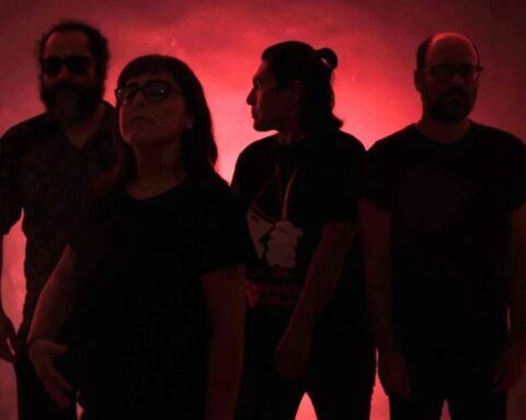 Ruri posando a contraluz con un fondo rojo