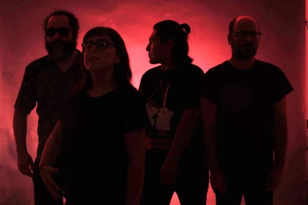 Ruri posando a contraluz con un fondo rojo