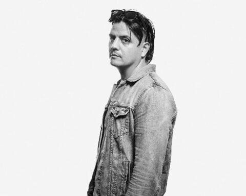 Salvajismo con una casaca de jean en un retrato en blanco y negro