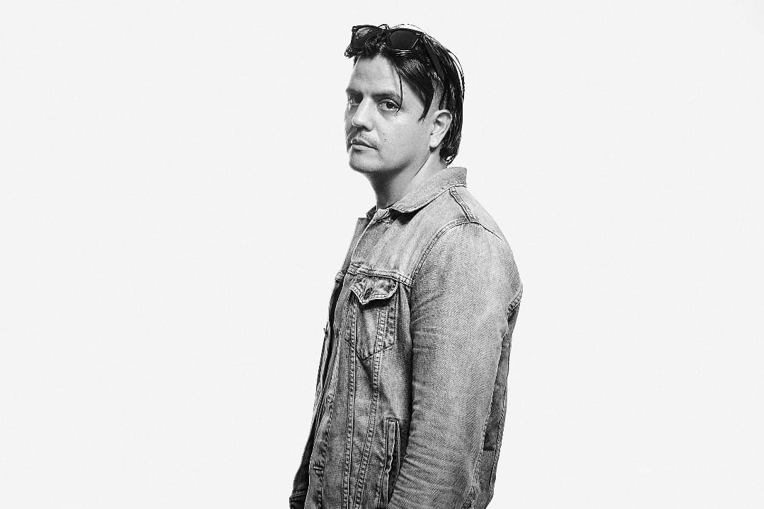 Salvajismo con una casaca de jean en un retrato en blanco y negro