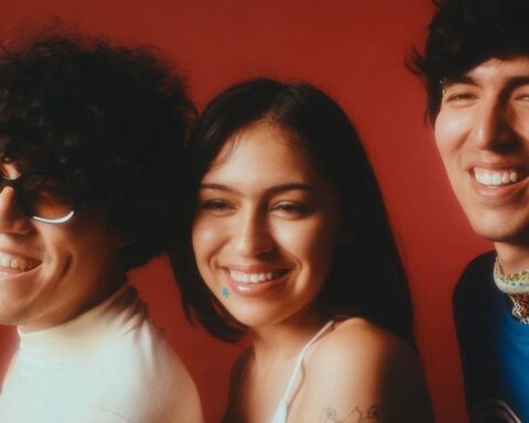 Santa Madero posando sobre un fondo rojo