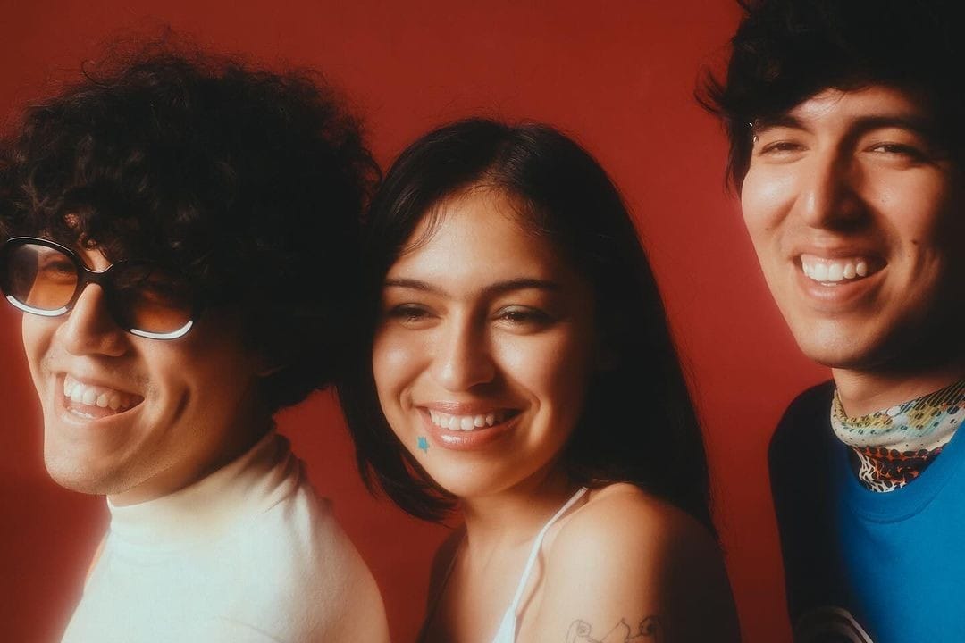 Santa Madero posando sobre un fondo rojo