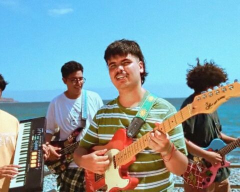Secave tocando en la playa junto a su banda