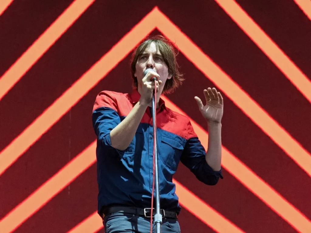 Thomas Mars cantando en concierto con Phoenix