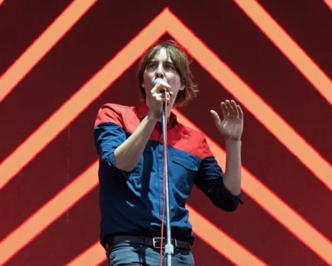 Thomas Mars cantando en concierto con Phoenix