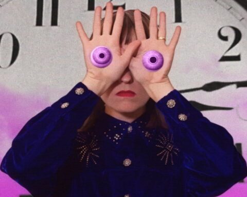 Adele Fournet de Tipa Tipo con ojos en las palmas de las manos en el videoclip