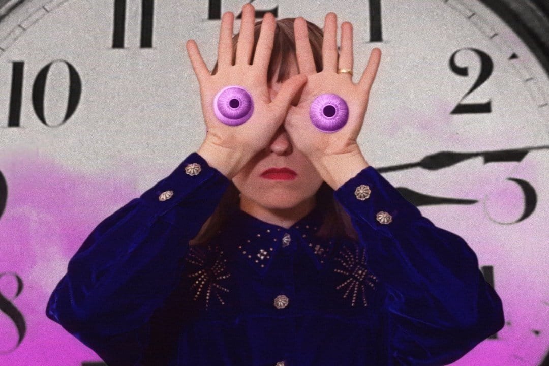 Adele Fournet de Tipa Tipo con ojos en las palmas de las manos en el videoclip