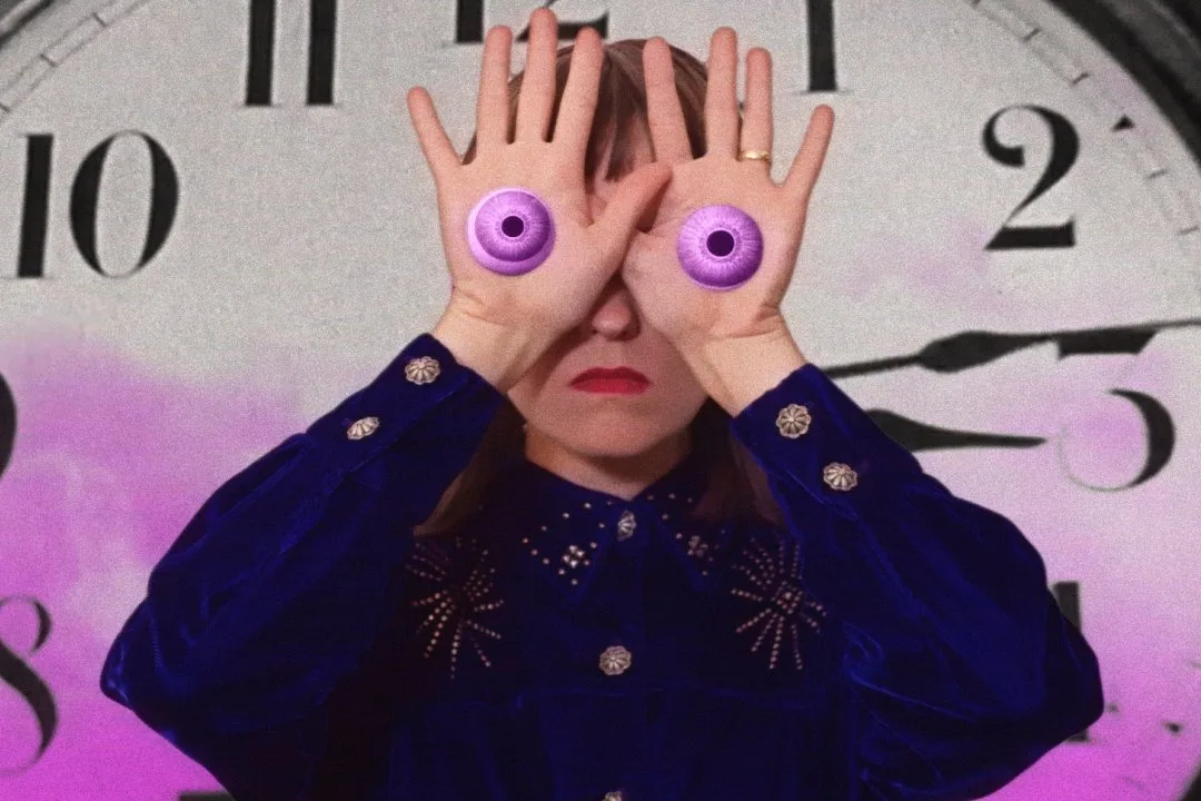 Adele Fournet de Tipa Tipo con ojos en las palmas de las manos en el videoclip