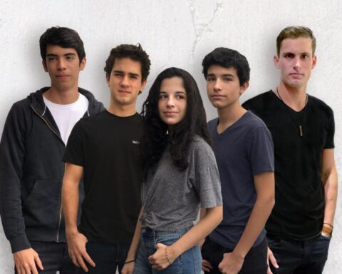 Viajante Malabar posando con una pared blanca detrás