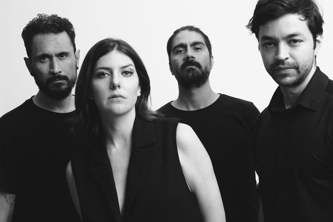 WAN posando juntos uno al lado del otro con vestimenta negra