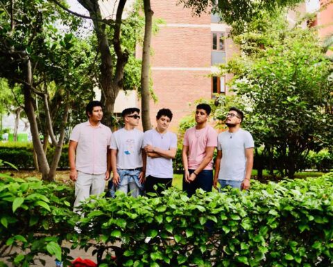 Astros en Marte posando en un jardín de la Residencial San Felipe