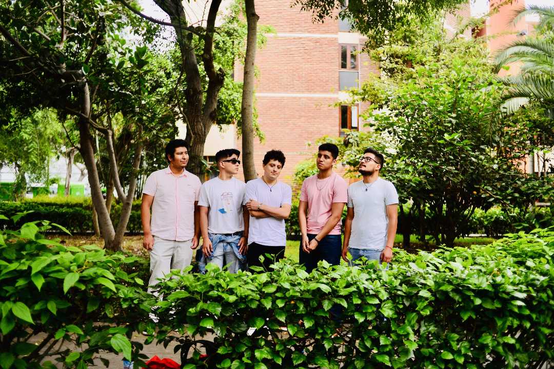 Astros en Marte posando en un jardín de la Residencial San Felipe