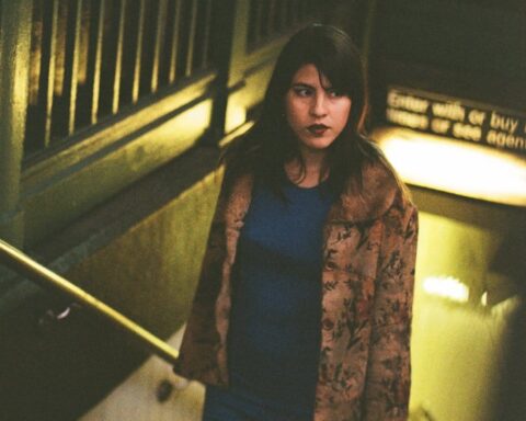 Aura Blum saliendo de las escaleras del metro de Nueva York