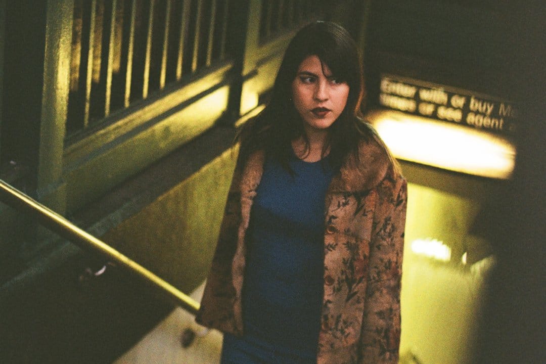 Aura Blum saliendo de las escaleras del metro de Nueva York