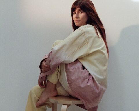 Bea Mar sentada sobre un banco de manera