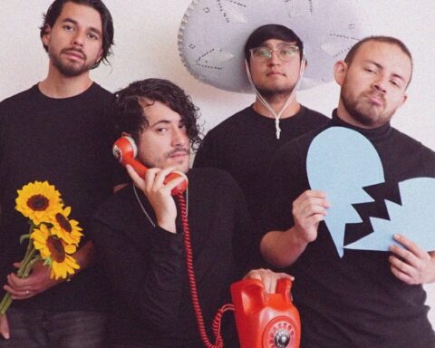 Cementerio de Elefantes posando con girasoles, un teléfono rojo y un corazón de cartulina
