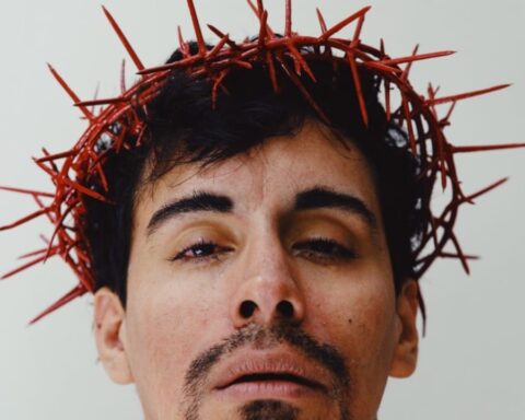 Cututo con una corona de espinas sobre su cabeza