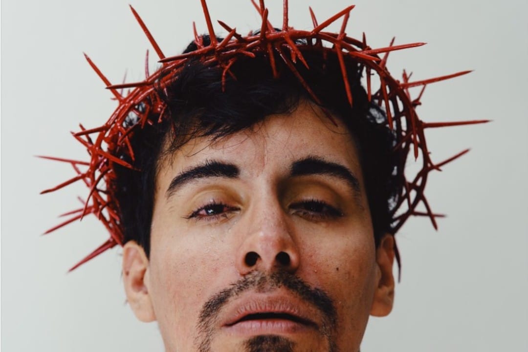 Cututo con una corona de espinas sobre su cabeza